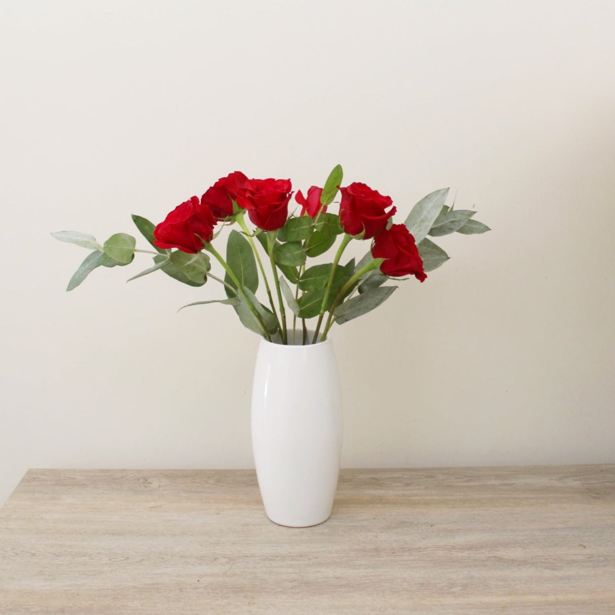 Rosas Rojas en Florero