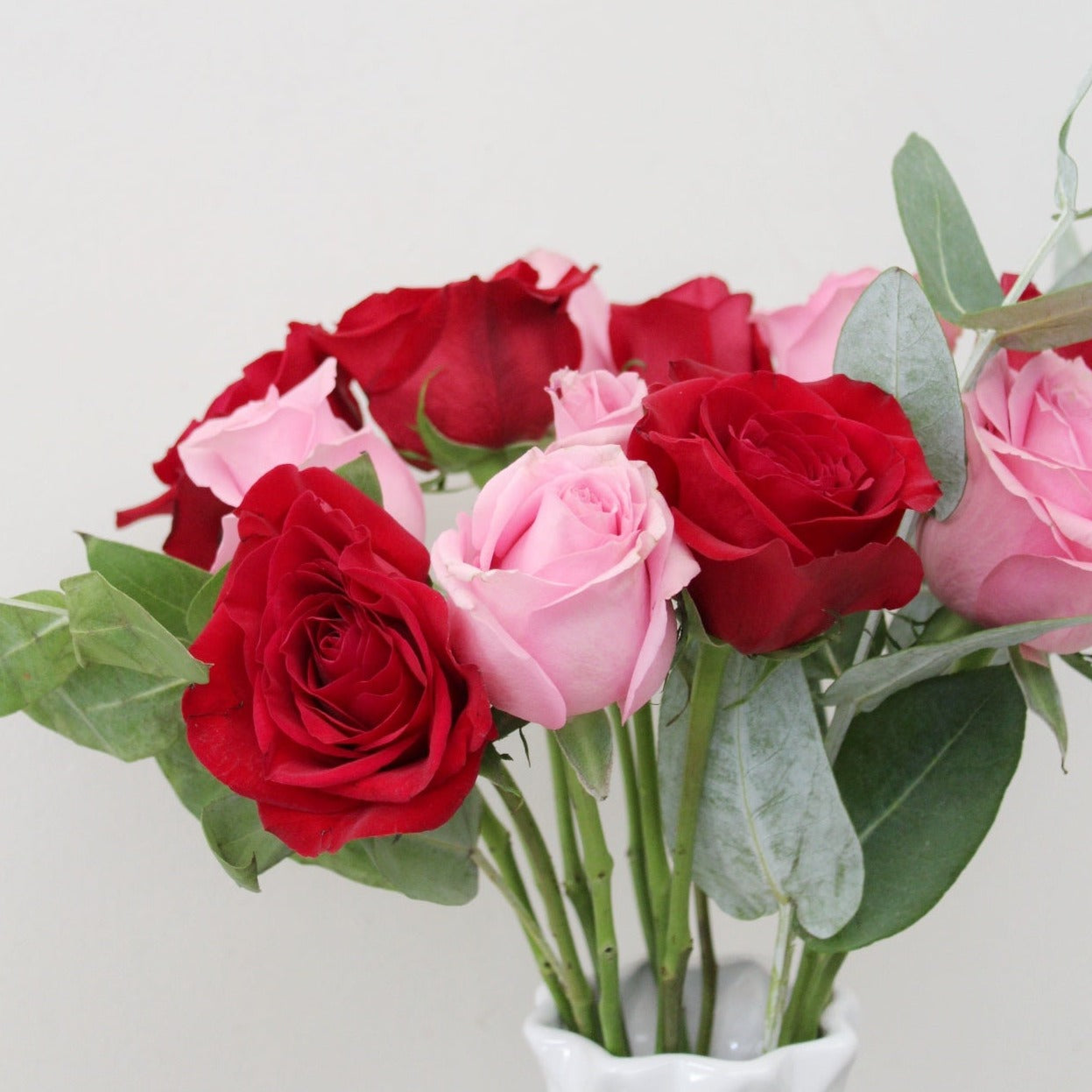 Rosas en Florero de vidrio importado