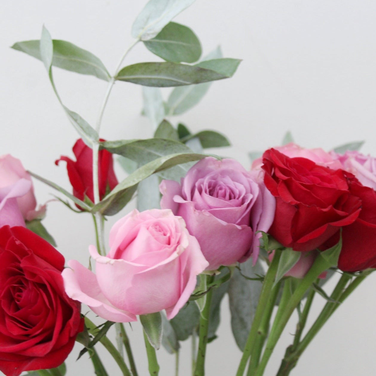 Rosas en Florero de vidrio importado