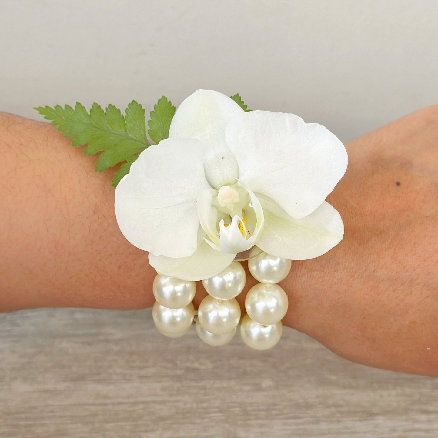 Corsage de mano con orquídea - Perlas Grandes