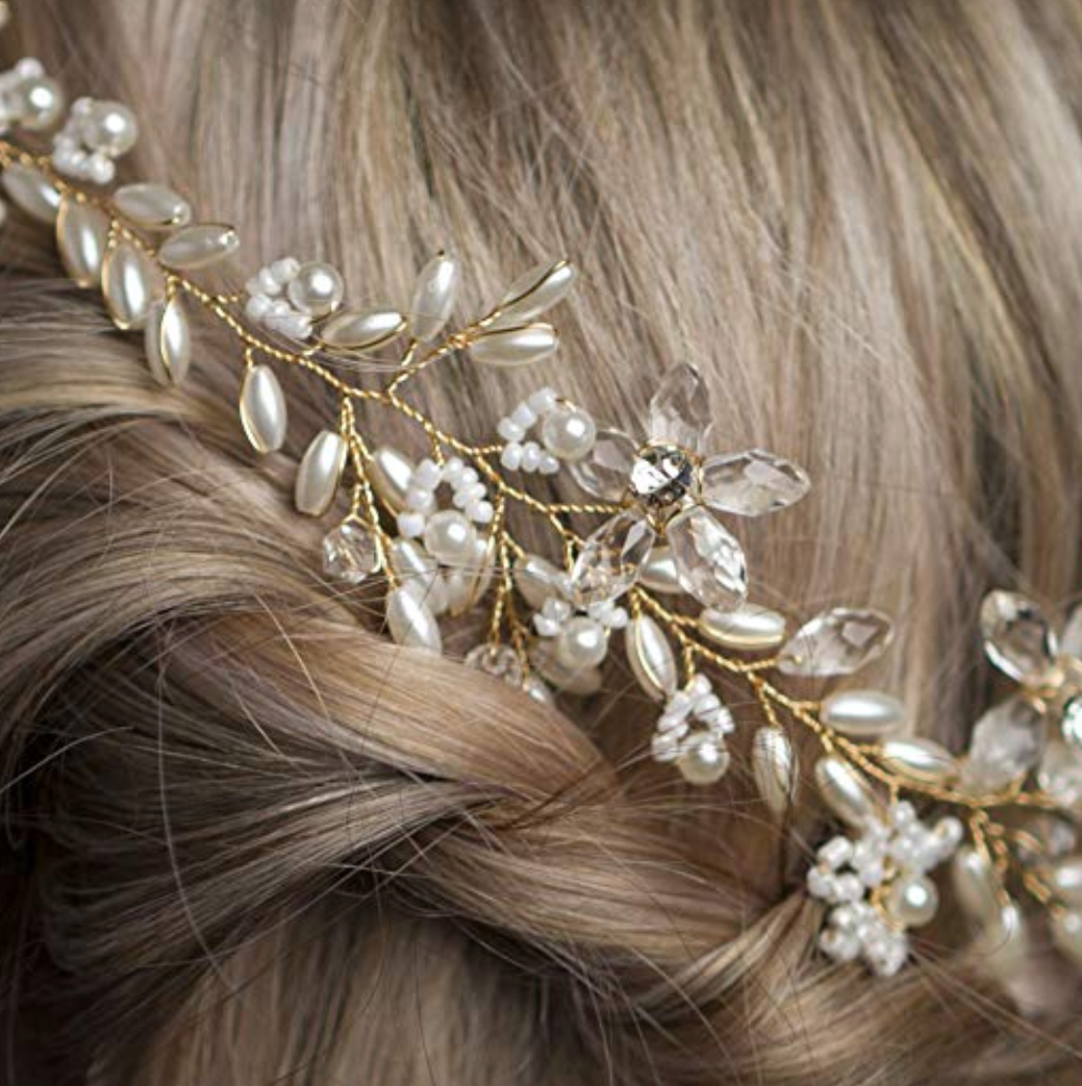 Tocado dorado con perlas y flores - Ramona Floristería 💐