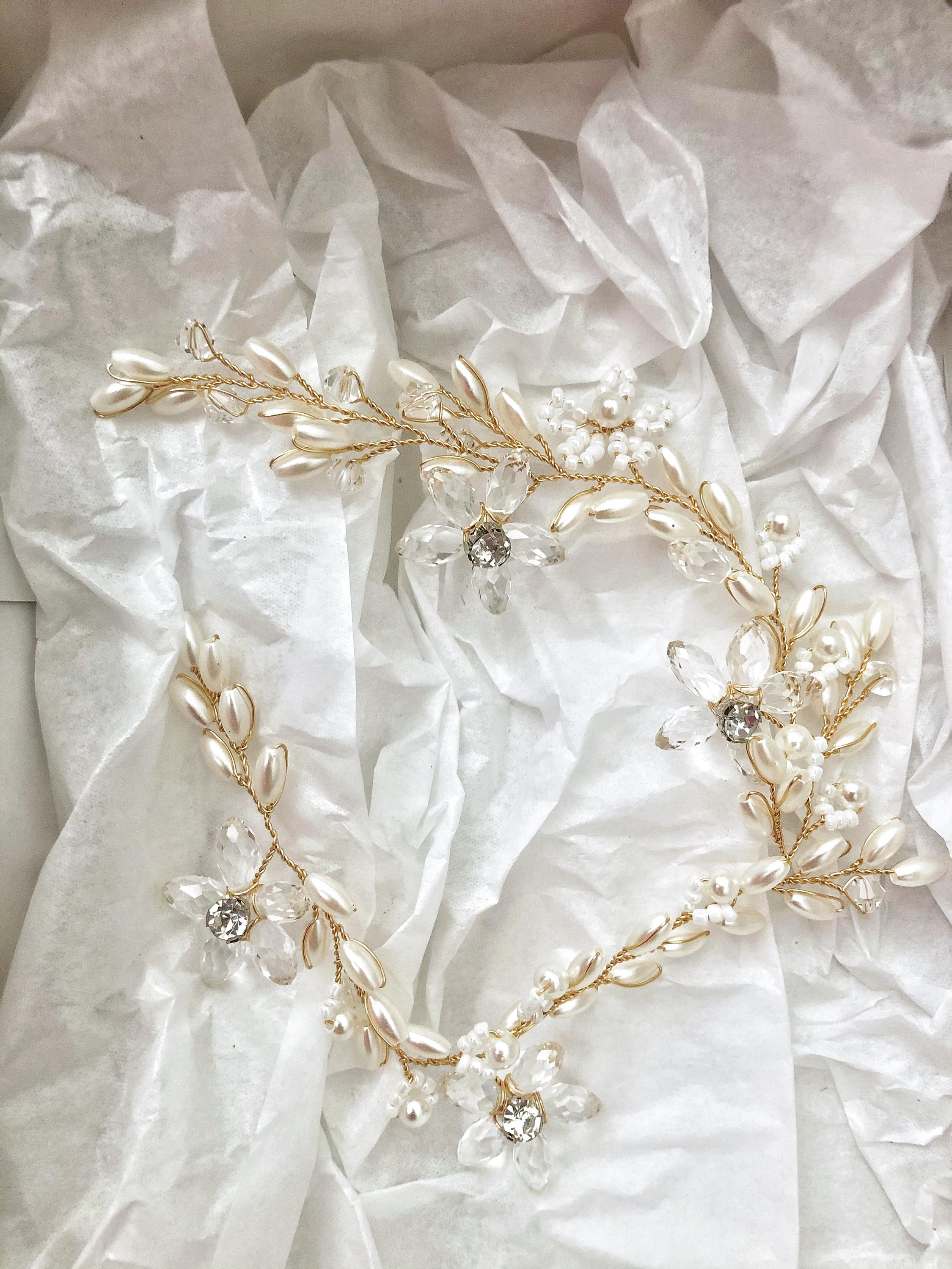 Tocado dorado con perlas y flores - Ramona Floristería 💐