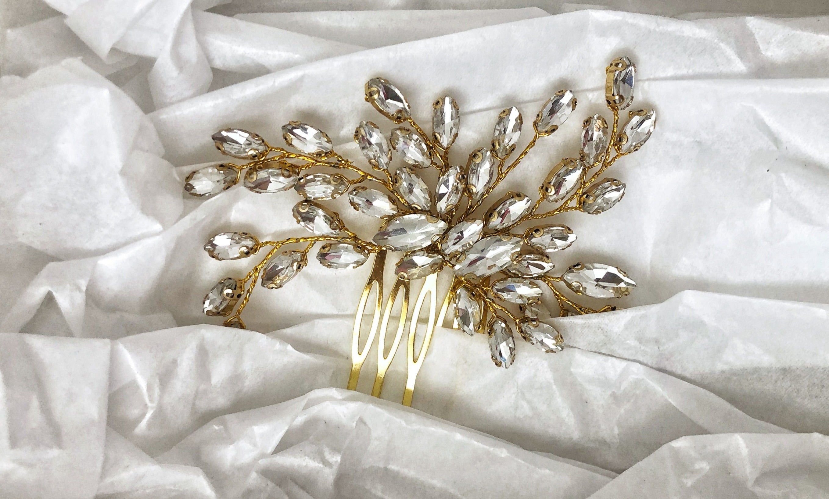 Tocado peineta con brillos dorados - Ramona Floristería 💐