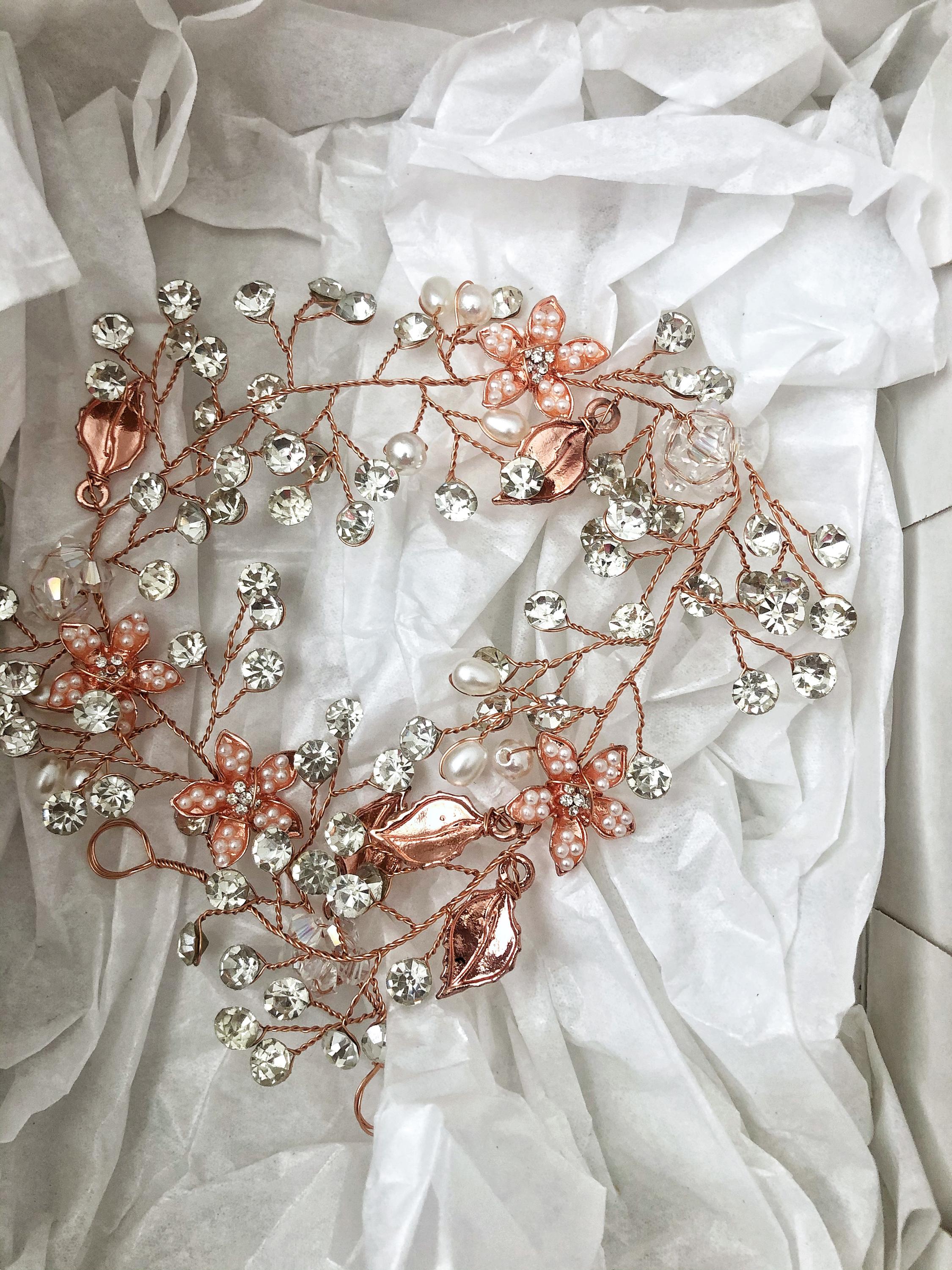 Tocado oro rosa con brillos y perlas - Ramona Floristería 💐